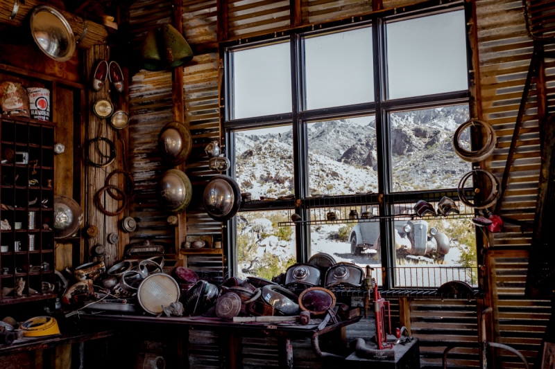 ecommerce-HYERES-min_shop_window_part_junk_abandoned-138873